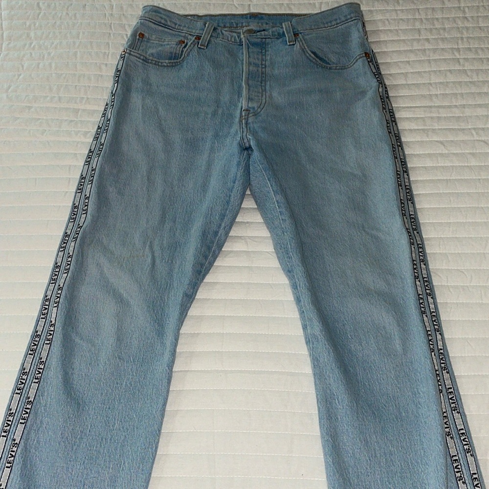 Levi’s premium denim 501 button fly high-rise jeans, size 29